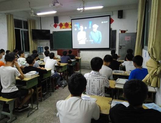 学校组织学生收看《开学第一课》